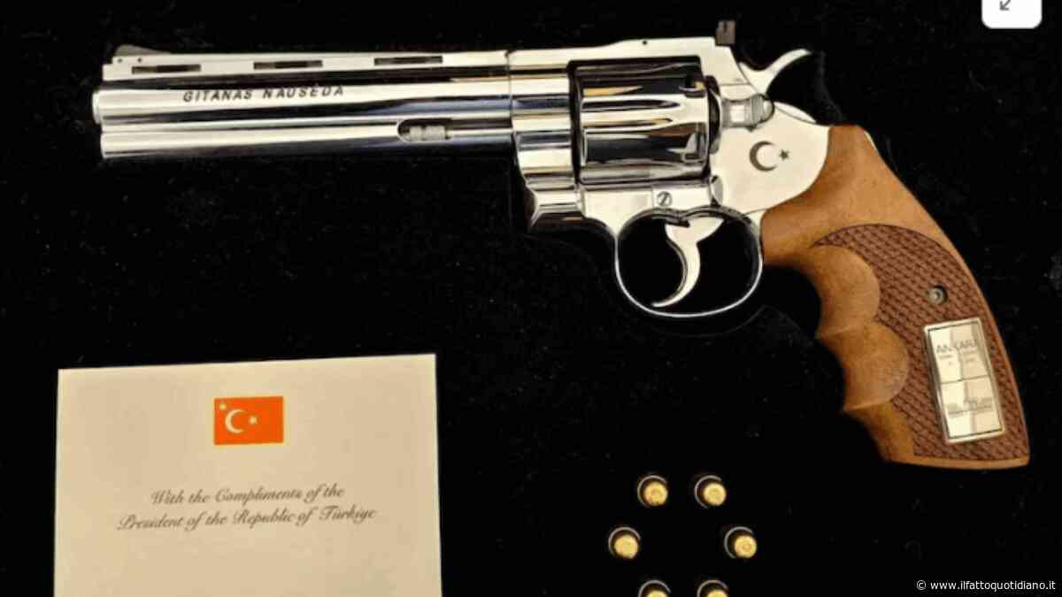 Pistola in regalo da Erdoğan, Bonelli: “Il governo spieghi cosa ne ha fatto”. Palazzo Chigi: “Rispettate tutte le procedure”