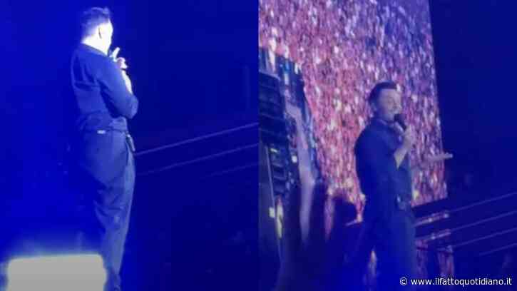 “Vi sposate? Non avete imparato niente da me?”: Tiziano Ferro e la battuta ironica a due fan allo stadio