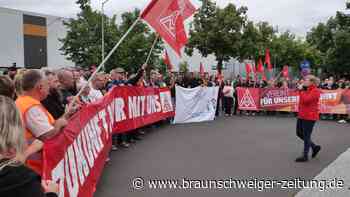 Warnschuss an den VW-Vorstand: Heftiger Protest vor dem Werkstor in Braunschweig