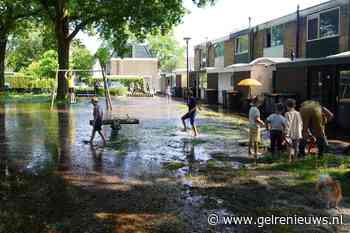 Kinderen vermaken zich in ondergelopen speelveld