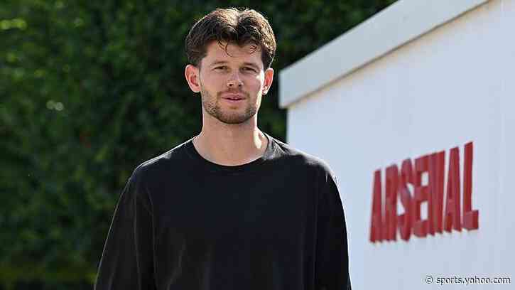 Meslier 'cannot wait to win trophies' with 'biggest club in England'