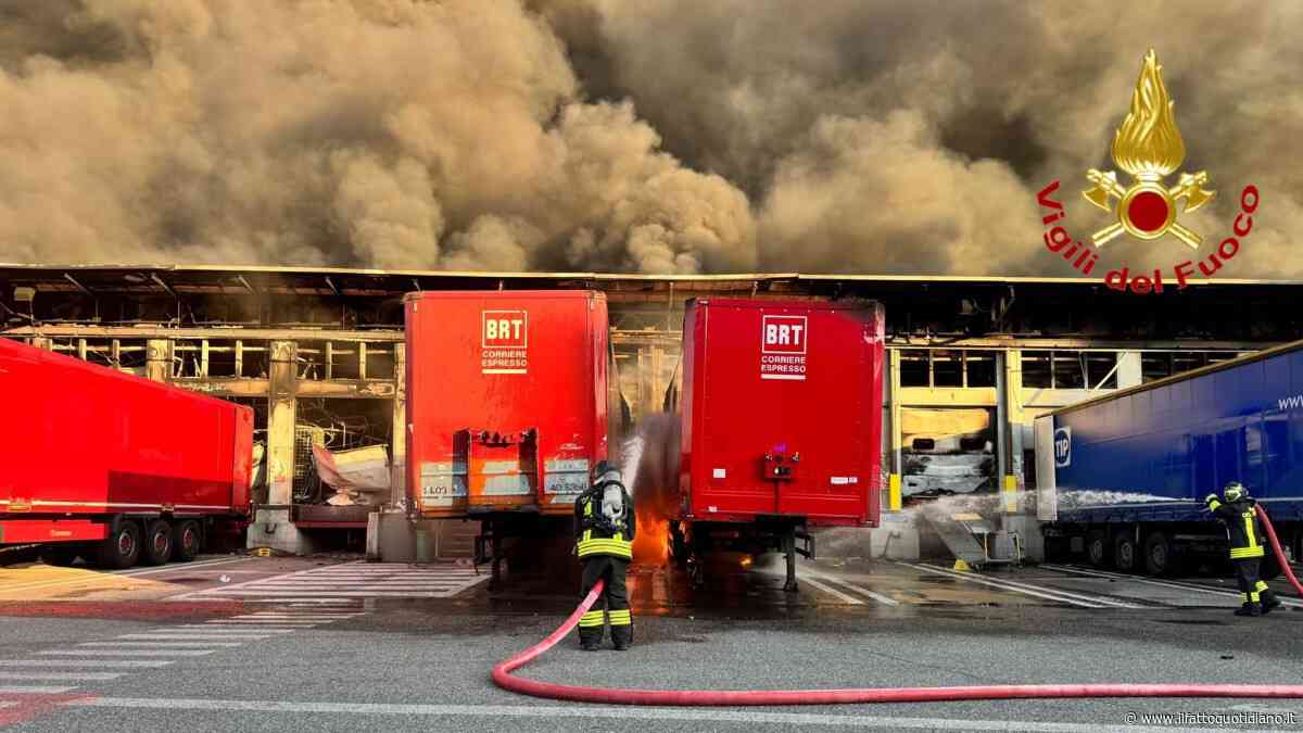 Indagine per incendio doloso per il rogo nel deposito di Bartolini a Milano Bovisa