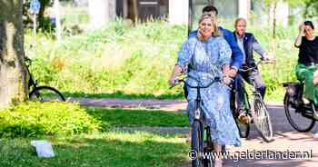 Máxima pakt sportief de fiets voor werkbezoek aan Amsterdam