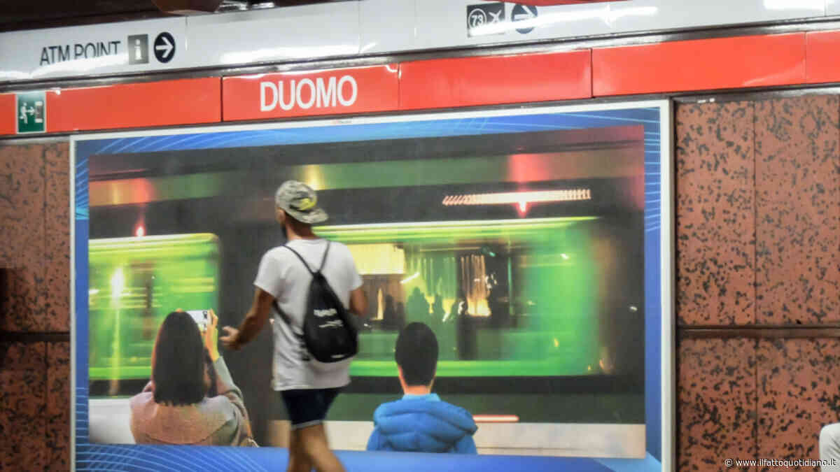 “Cosa guardi? Sono musulmano”: uomo sfregia una 23enne sulla banchina della metro Duomo a Milano. Arrestato