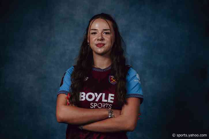 West Ham United sign former Arsenal defender Peacock