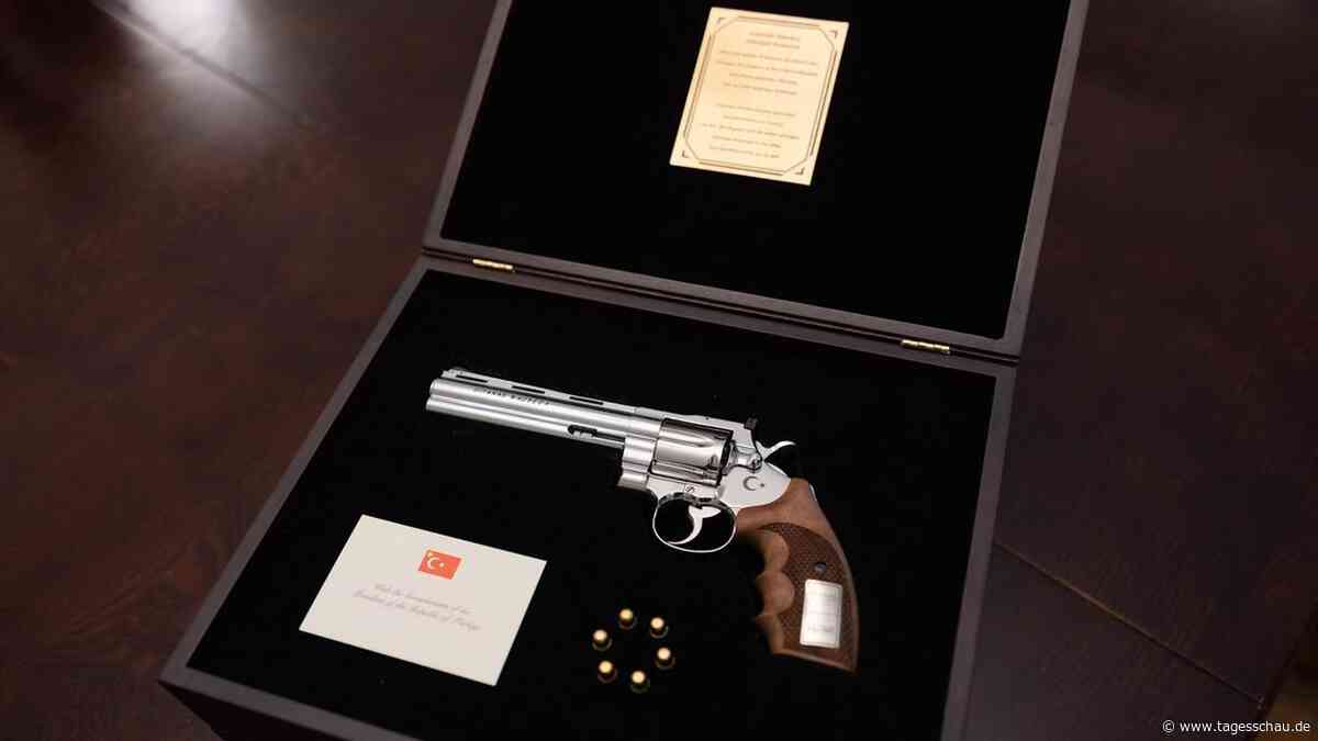 Revolver mit sechs Patronen: Erdoğans Geschenk irritiert Gäste des NATO-Gipfels