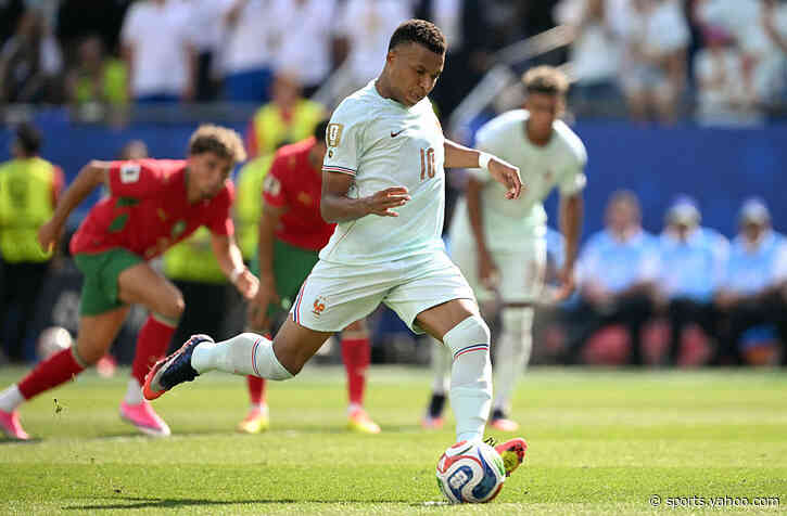 Mbappé makes rare France blunder, leaves social media stunned