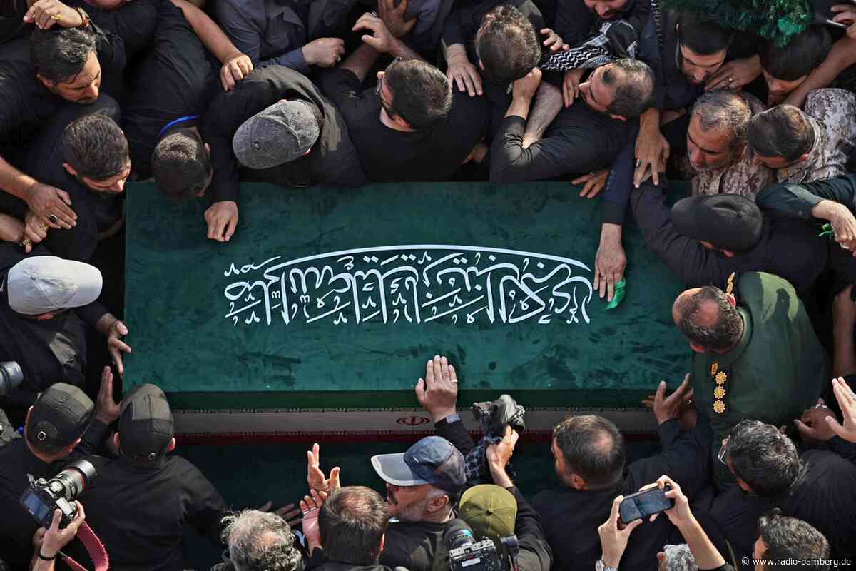 Irans oberster Führer Chamenei beerdigt