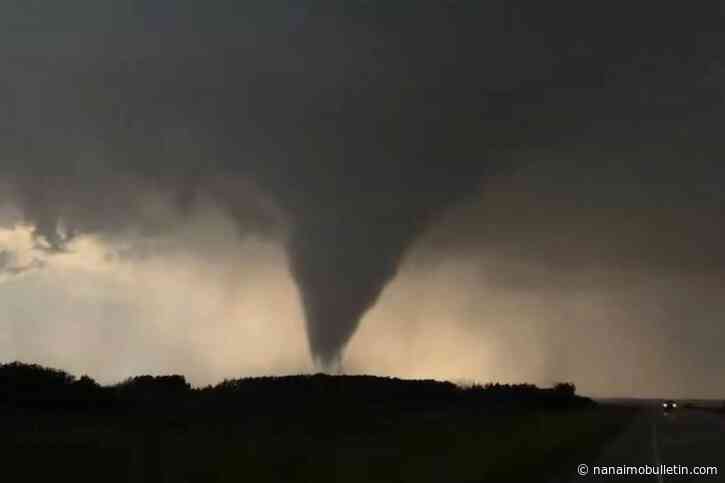 3 sent to hospital after tornado touches down near Alberta-Saskatchewan border