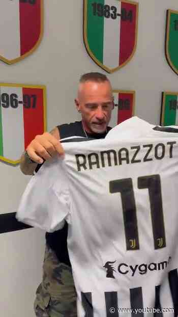 Black and White looks good on you, Eros ⚪⚫🎁 | #ramazzotti #music #juventus