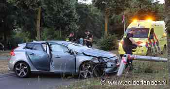 Auto total loss na botsing met lantaarnpaal, bestuurder naar ziekenhuis