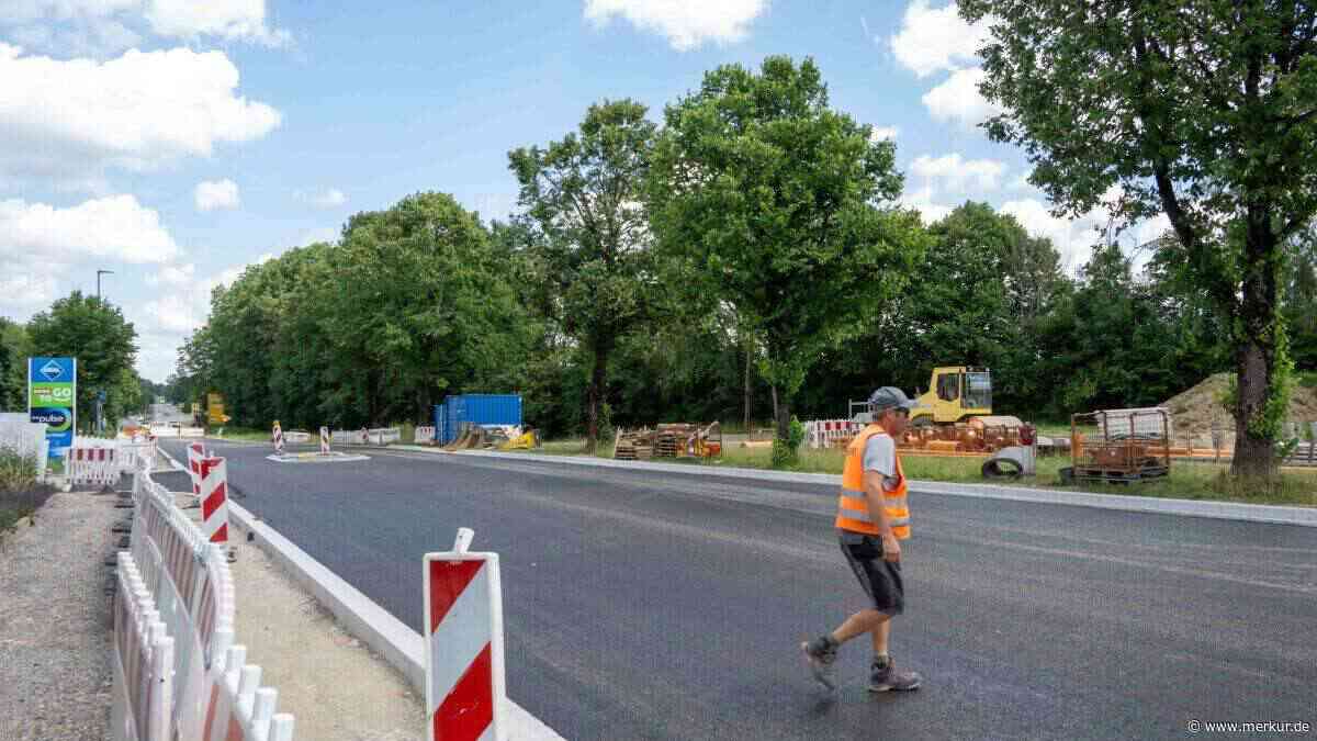 Miesbacher Straße: Erdmasten für Ampel stehen – Fahrbahn asphaltiert