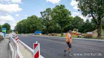 Miesbacher Straße: Erdmasten für Ampel stehen – Fahrbahn asphaltiert