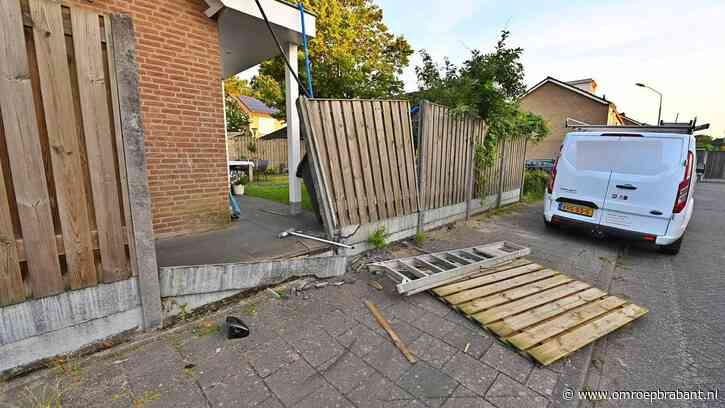 Automobilist rijdt schutting aan gort in Valkenswaard en vlucht