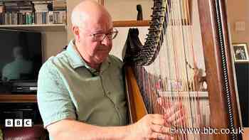 Cwnsela wedi helpu telynor i 'ffeindio'i ffordd allan o niwl galar'