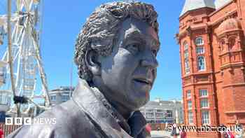 Statue of 'father of devolution' Rhodri Morgan unveiled