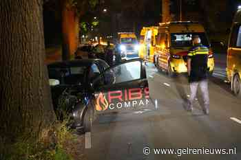 Auto botst tegen boom, drie inzittenden gewond
