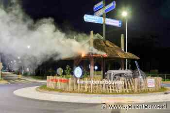 Miniatuur hooischuur in brand gestoken op rotonde