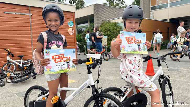 Kleuters leren veilig fietsen op school: 'Geweldig al die blije snoeten'