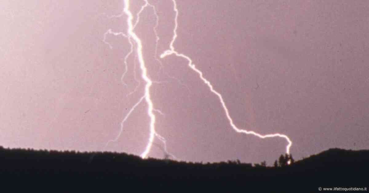 “Stava scendendo dall’altalena e all’improvviso, in un istante è caduto il fulmine. È passato dritto in mezzo agli alberi”: bambina di 8 anni muore sul colpo nel giardino di casa