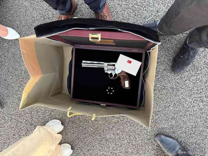 Una pistola con il nome (e 6 proiettili): il dono di Erdogan imbarazza i leader