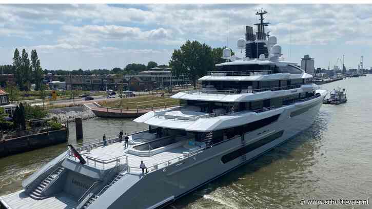 Gabe Newell’s superjacht Leviathan passeert Dordrecht op weg naar zee
