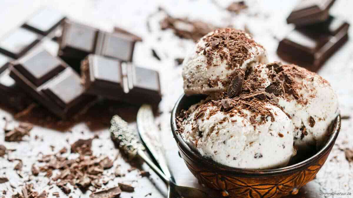 Vier simple Zutaten schlagen jede Eisdiele: Dieses Stracciatella-Rezept gelingt ganz ohne Maschine
