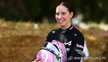 VIDEO: Nina Gademan straalt in iconische F1-auto: ‘Kinderdroom vervuld’