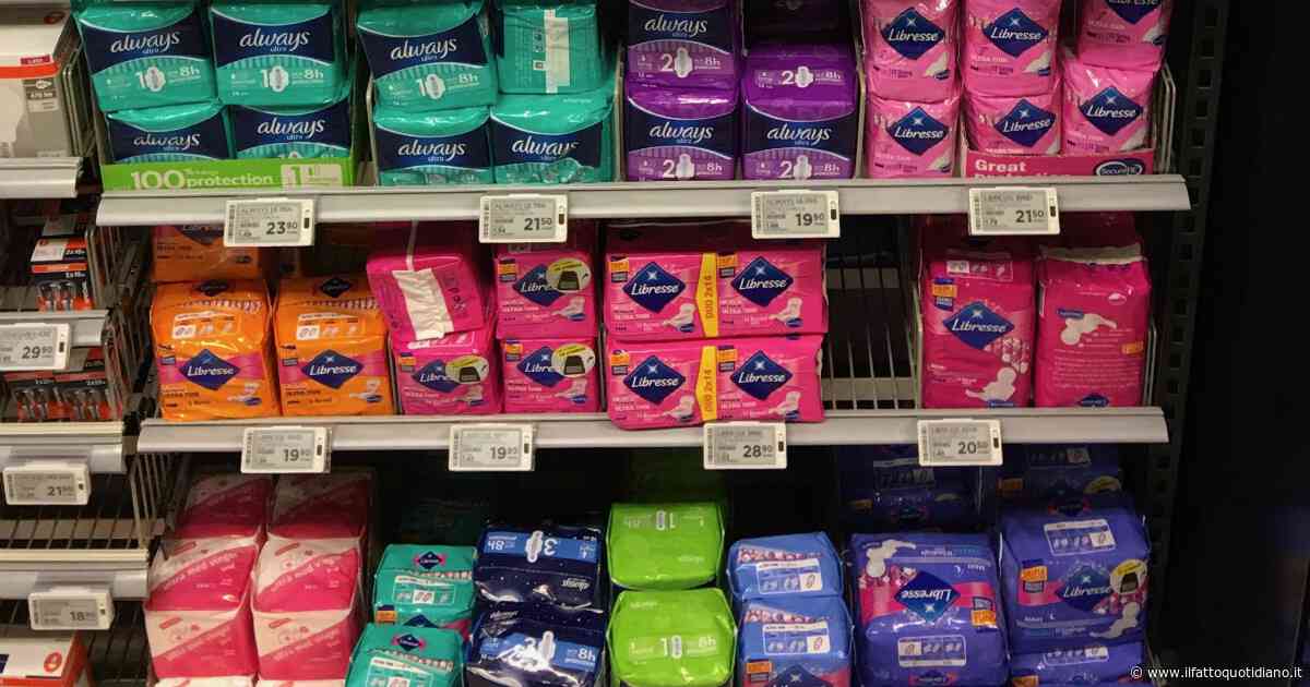 Assorbenti gratis a scuola, la proposta della Campania scatena la solita melma di qualunquismo
