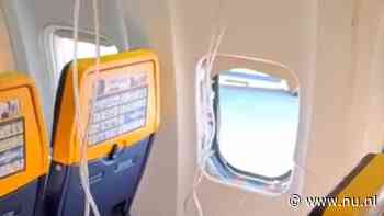 Man uit gebroken raam van Ryanairvlucht gezogen, passagiers trekken hem terug