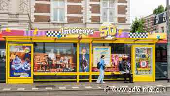 Intertoys viert 50 jaar met nostalgische abri's