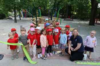 Kinder stürmen neuen Zoo-Spielplatz