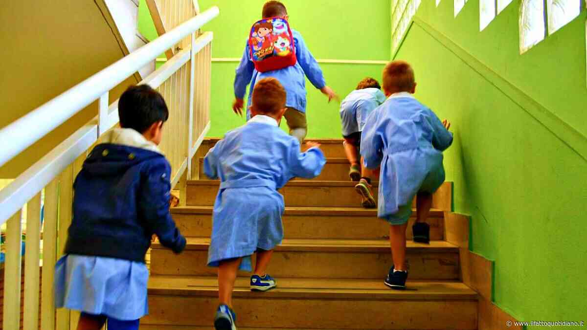 Tutti a scuola con il grembiule blu per “promuovere la parità”, la Lega insorge: “Ideologia woke”. Il caso a Boviso Masciago