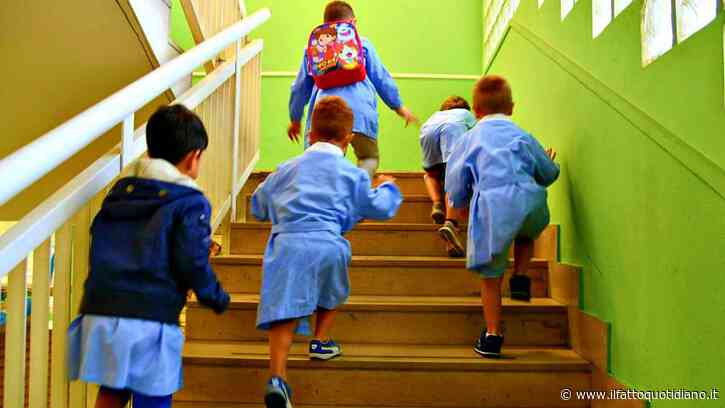 Tutti a scuola con il grembiule blu per “promuovere la parità”, la Lega insorge: “Ideologia woke”. Il caso a Boviso Masciago