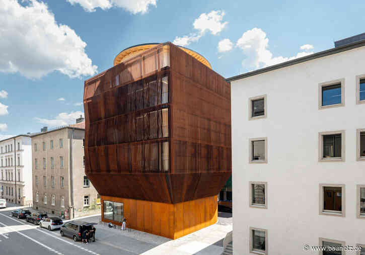 Vertikaler Spielplatz aus Holz - Kita in München von Kéré Architecture