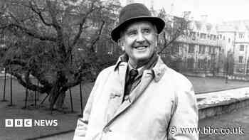 Tolkien fan letters sell at auction for £103k