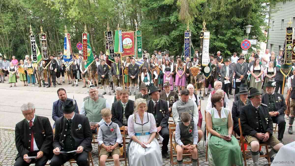 Aiwanger greift zum Gewehr und gibt Kommando für 300 Böllerschützen