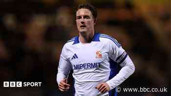 Barnet sign former Swindon defender Wright