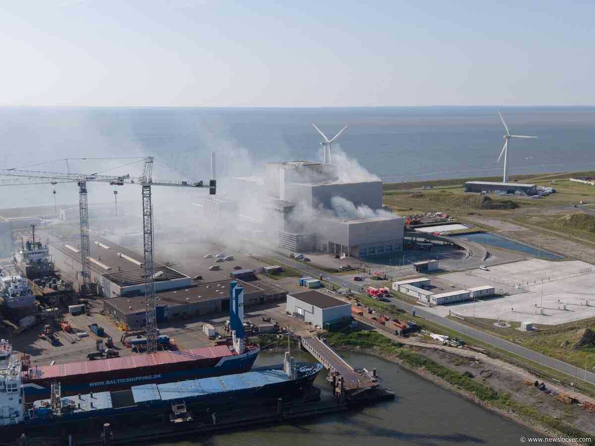Grote brand op industrieterrein in Harlingen, NL-Alert verstuurd