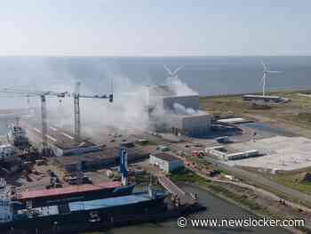 Grote brand op industrieterrein in Harlingen, NL-Alert verstuurd