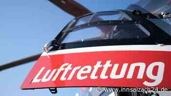 Auto erfasst Motorradfahrer frontal – Biker stürzt Böschung nach unten: schwer verletzt
