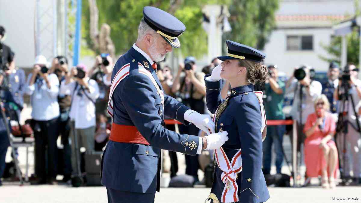 Vom Vater ausgezeichnet: Spaniens Kronprinzessin Leonor beendet Militär-Ausbildung