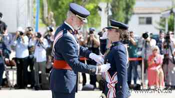 Vom Vater ausgezeichnet: Spaniens Kronprinzessin Leonor beendet Militär-Ausbildung