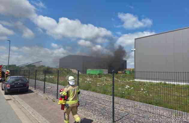 FW-ROW: Brand in Lagerhalle sorgt für starke Rauchentwicklung - MoWaS-Warnung ausgelöst