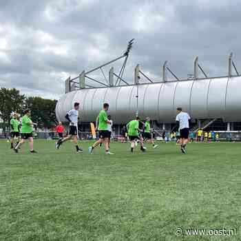 G-voetballers genieten van toernooi met Heracles-spelers: 'Verliezen is niet erg'
