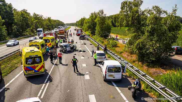 Kind en ouder zwaargewond bij ongeluk op A67, snelweg nog uren dicht