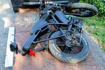 Vrouw op fatbike botst op geparkeerde auto