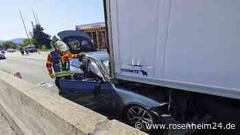 Unfall auf A8 am Walserberg: BMW fährt unter Lkw – Mann überlebt wie durch ein Wunder