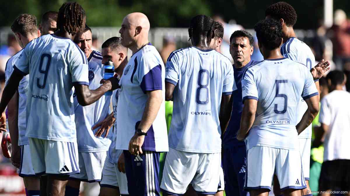 Nieuwe Ajax-trainer Michel maakt in gewonnen duel met AEK Larnaca woorden waar en verdient snel aankopen