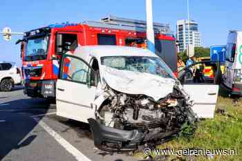 Taxibus en auto botsen op viaduct